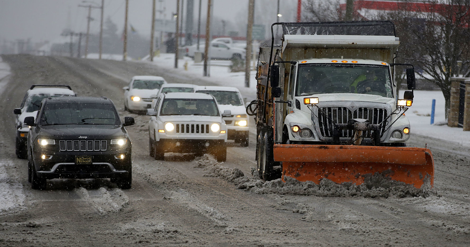 Snow falls on Tulsa area, northeast Oklahoma